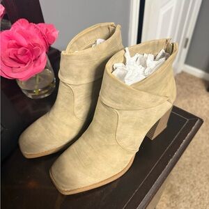 Pierre Dumas Beige Ankle Boots for Women